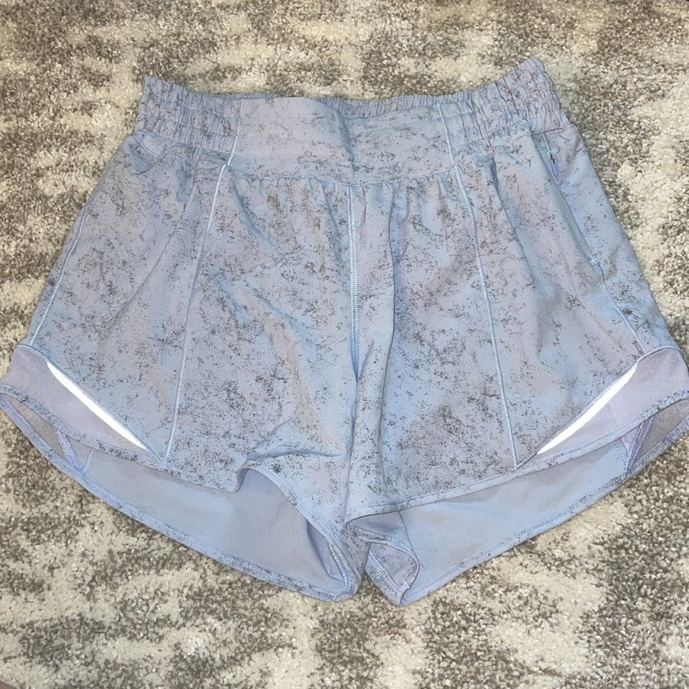 NWOT - Lulu Hotty Hot HR Lined Short 4"
Gravel Pastel Blue Multi Pastel Blue